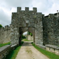 Castello di Arcano Superiore, dotato di una struttura medievale del XIII secolo
