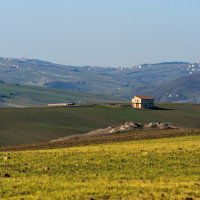 Uno dei rari esempi di casolari disseminati nella piana e tra le colline che costeggiano il borgo campano di Calitri