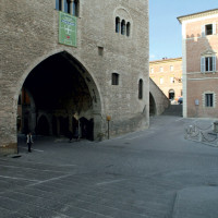 Una piazza nelle Marche