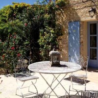 Altro scorcio del giardino con le sedute in ferro e la pergola -terrazza