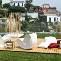 Un'immagine della zona del giardino che perimetra la par te pavimentata a parquet dove si sviluppa il solarium