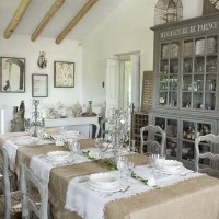 La sala da pranzo con credenza e sedie provenzali