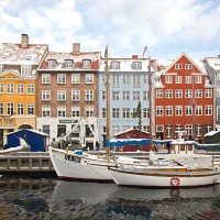 Nyhavn , l'antico porto di Copenaghen che si trova nel centro della città