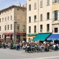 Tavoli all 'aperto a Cours d’Estiennes d’Orves