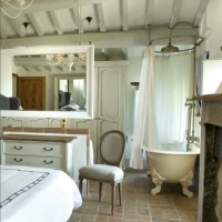 Nella camera padronale trovano posto una vasca da bagno francese e un lavabo