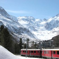 Il treno rosso che percorre l'Engadina - s74/Shutterstock