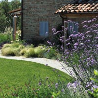 Il casale e i fiori che ricamano il giardino marchigiano