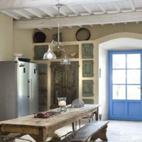 Cucina con soffitto in travi dipinte di bianco