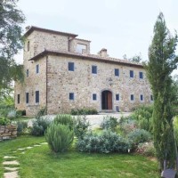 La facciata della villa e un giardino aromatico con le principali essenze locali .