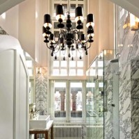Il bagno padronale ha la pavimentazione in marmo di alcantara