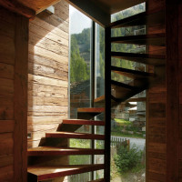 La scala in legno che collega i tre livelli