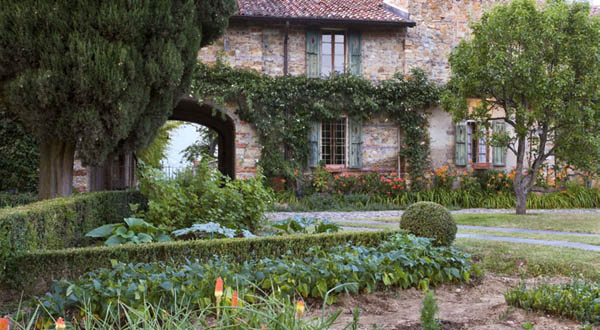 Il casale e parte del giardino