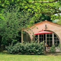 Glicini, ortensie , rose e bouganville nel giardino della casa provenzale