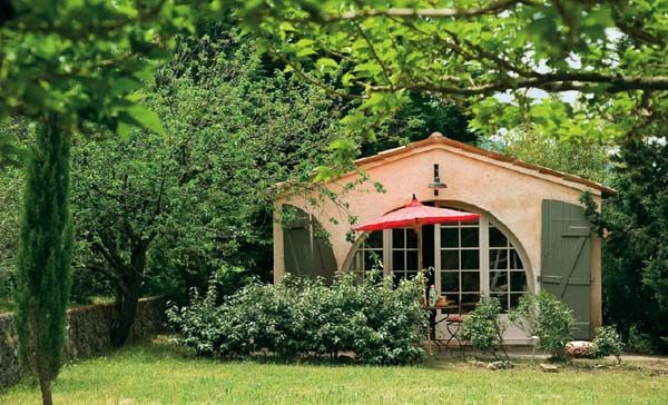 Glicini, ortensie , rose e bouganville nel giardino della casa provenzale