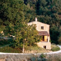 Veduta esterna della villa nel verde dell'Umbria