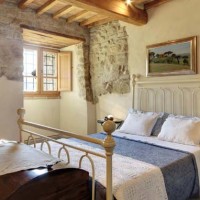 La camera degli ospiti, formata da un letto ottocentesco, di origine umbra e da un baule in legno di abete