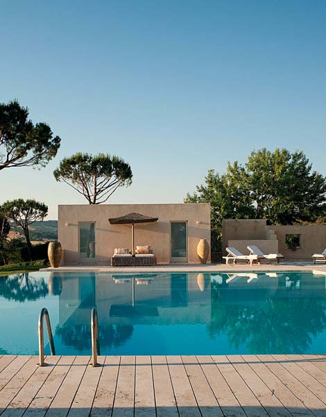 La piscina e il giardino circostante