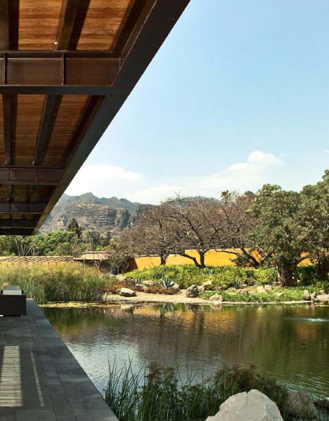 Una piattaforma in legno nel giardino azteco