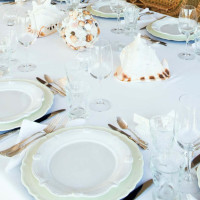 Ceramica e posate di gusto provenzale e decorazioni marine sono protagoniste della tavola da pranzo
