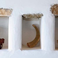 Su una parete dell'edificio sono stati inseriti alcuni antichi oggetti dell'artigianato greco