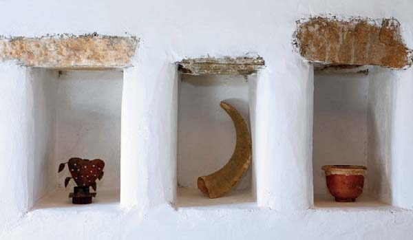 Su una parete dell'edificio sono stati inseriti alcuni antichi oggetti dell'artigianato greco