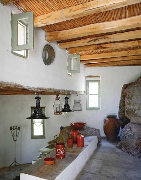 Un angolo della cucina caratterizzato dalla presenza della roccia viva e oggetti di artigianato locale