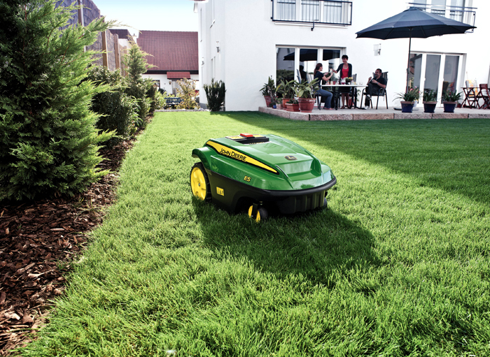 Il tosaerba autonomo Tango E5: la soluzione John Deere per la cura del prato