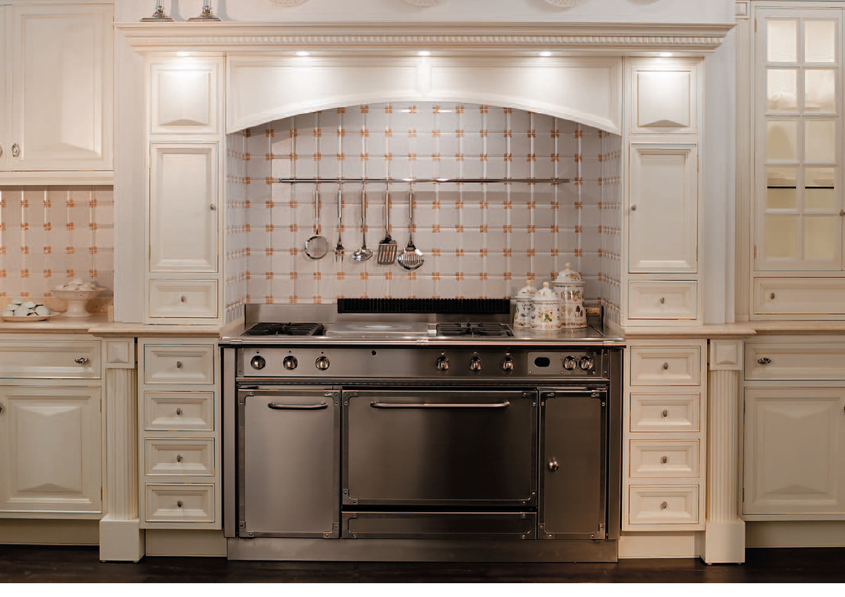 Cucine ricche di finiture, dalla forte presenza scenica: firmate de ... Cucine ricche di finiture, dalla forte presenza scenica: firmate de ...