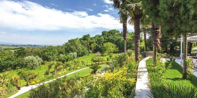 Garda: l'agriturismo immerso nel giardino sempre verde