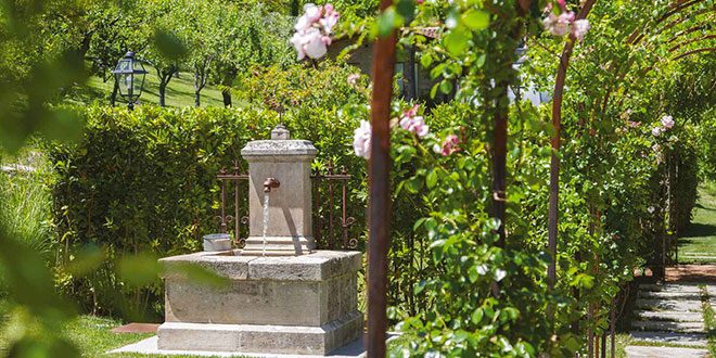 Stile country contemporaneo per una cascina storica del Piemonte