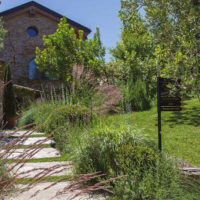 Stile country contemporaneo per una cascina storica del Piemonte