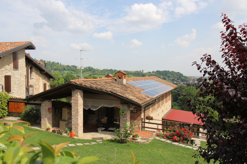 Indipendenza e risparmio: un casolare nel bergamasco si converte al fotovoltaico