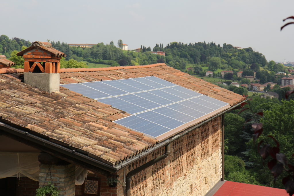 Indipendenza e risparmio: un casolare nel bergamasco si converte al fotovoltaico