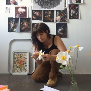 Tecniche di scultura botanica con carta per creare fiori di carta