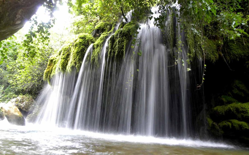 Un tuffo nella natura selvaggia: lago, torrente o cascate?