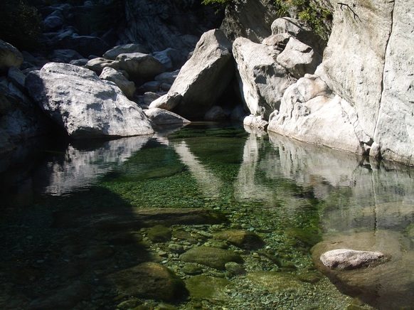 Un tuffo nella natura selvaggia: lago, torrente o cascate?