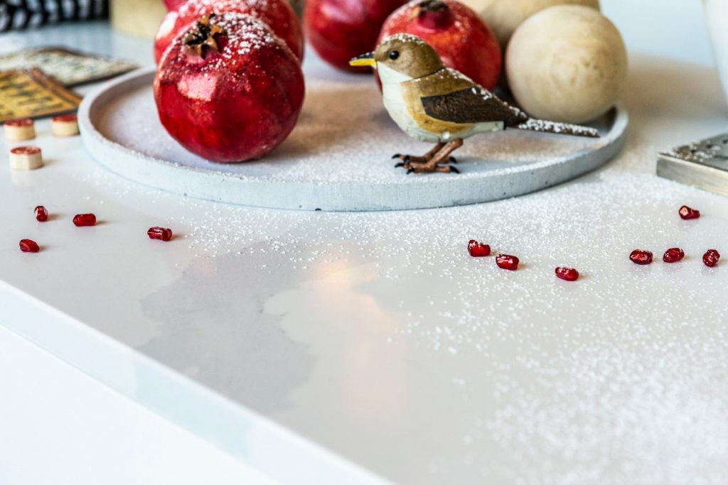 La tavola di Natale: decori e tradizione su superfici hi-tech