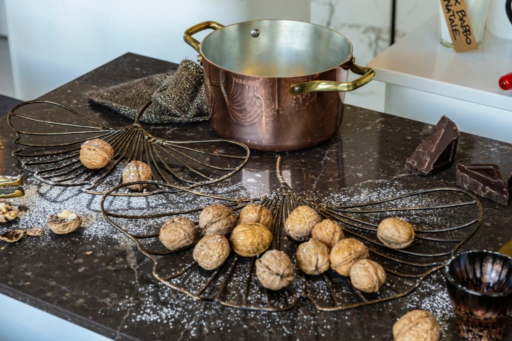 La tavola di Natale: decori e tradizione su superfici hi-tech