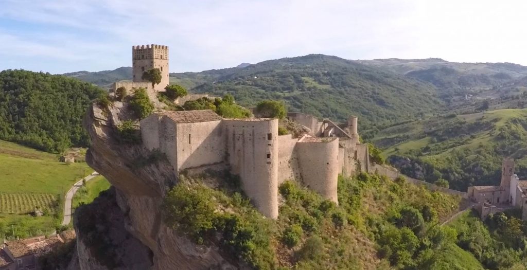 90 euro a notte per dormire nel Castello di Roccascalegna