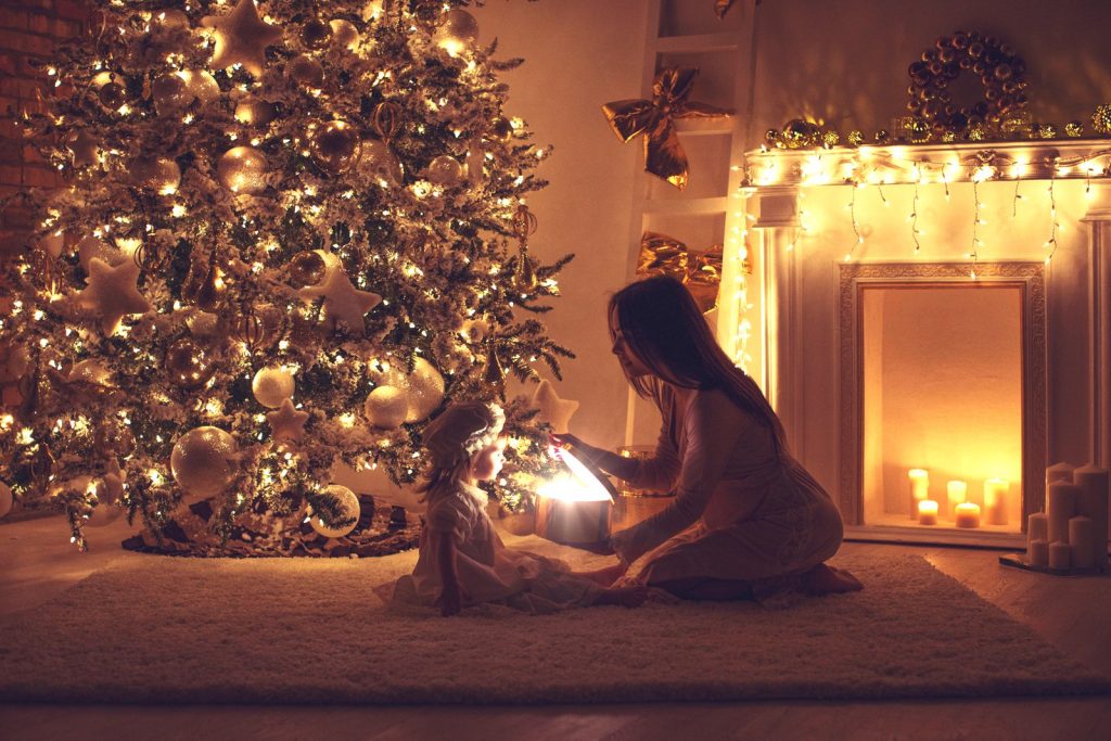 La magia delle feste per addobbare l'albero di Natale