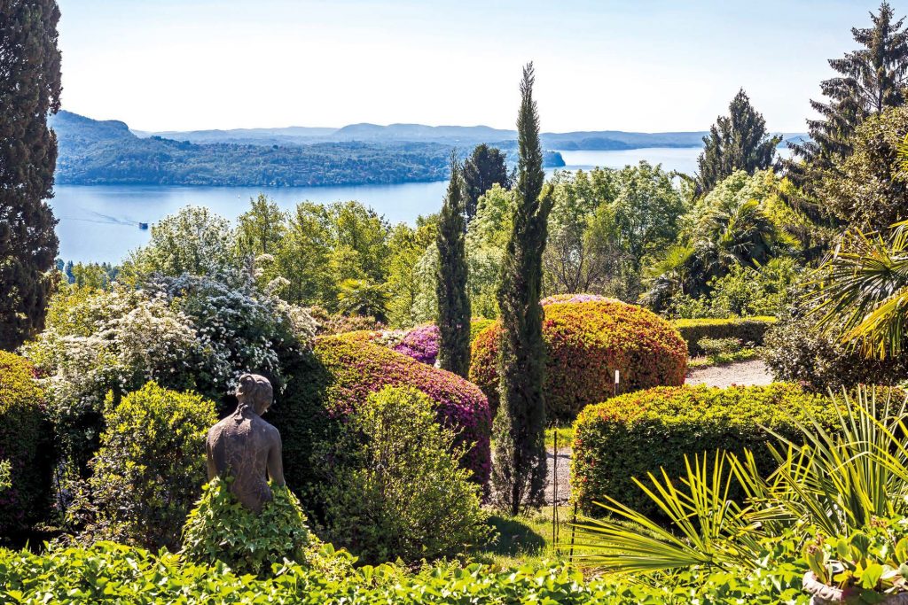 forme e colori nuovi per un giardino antico degli anni 20 con piante integrate