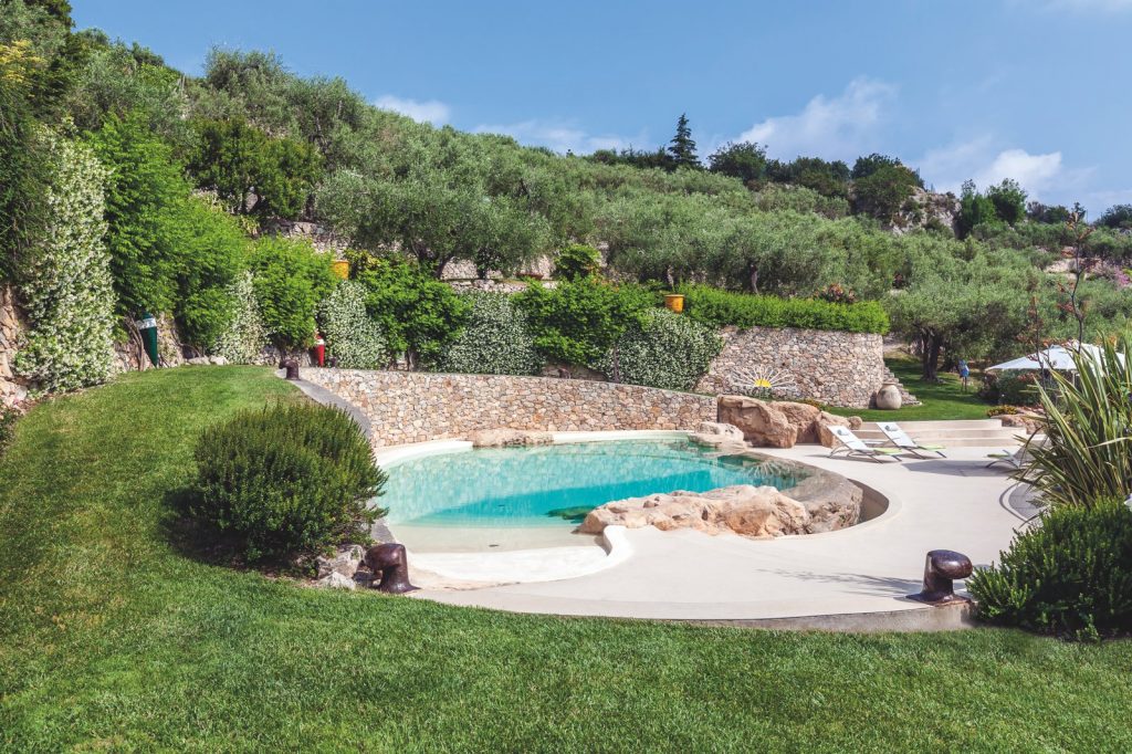 Una cascata verde sulla riviera ligure