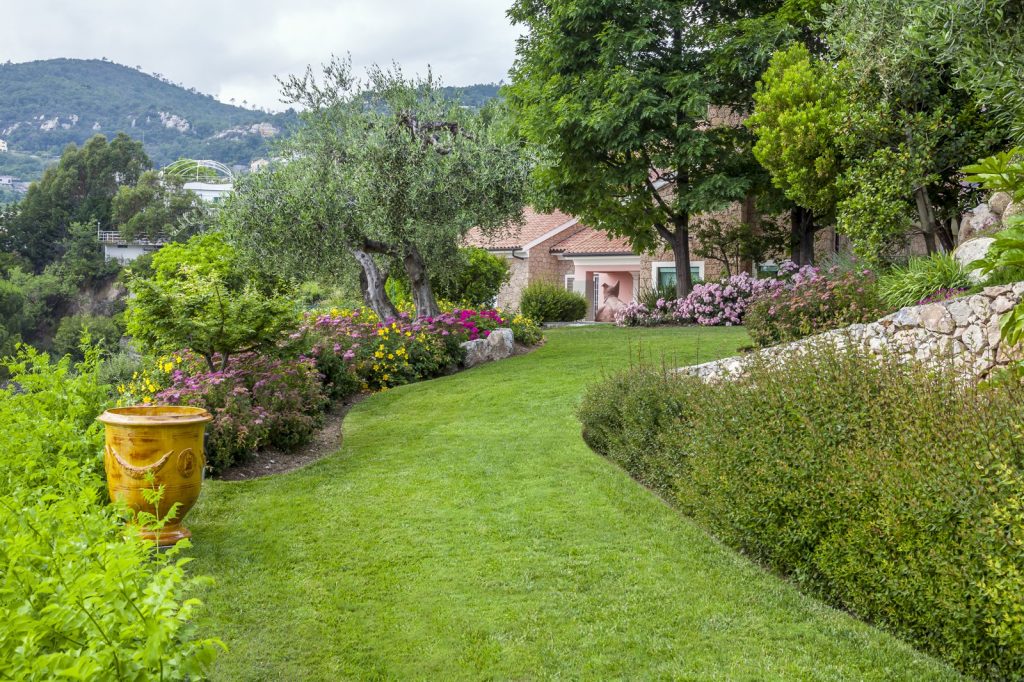 Una cascata verde sulla riviera ligure