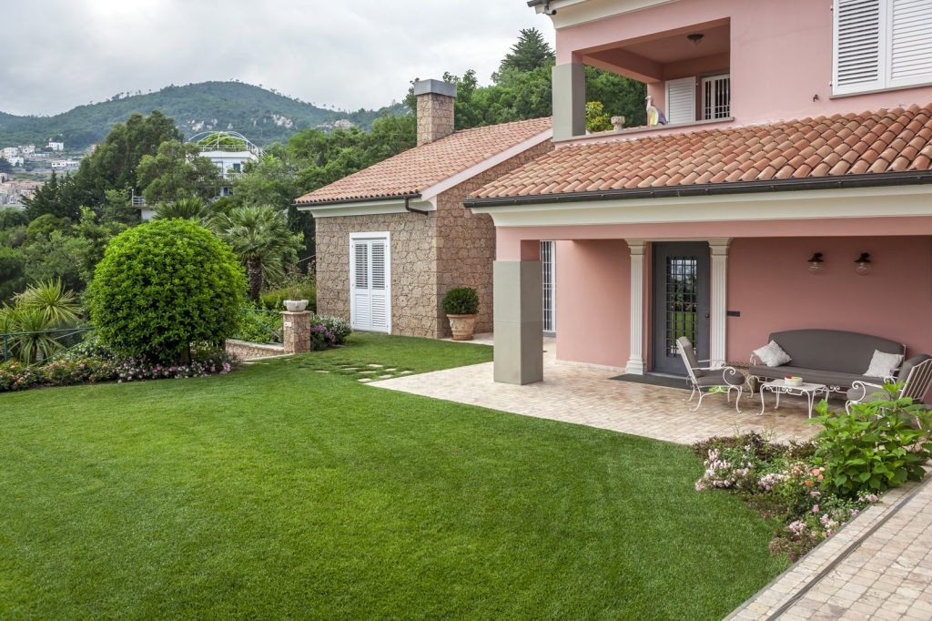 Una cascata verde sulla riviera ligure