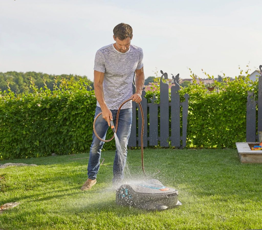 Agilissimi e silenziosi: i nuovi robot rasaerba per giardini medio-grandi