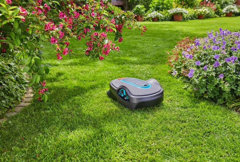 Agilissimi e silenziosi: i nuovi robot rasaerba per giardini medio-grandi
