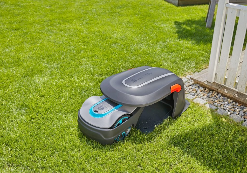 Agilissimi e silenziosi: i nuovi robot rasaerba per giardini medio-grandi