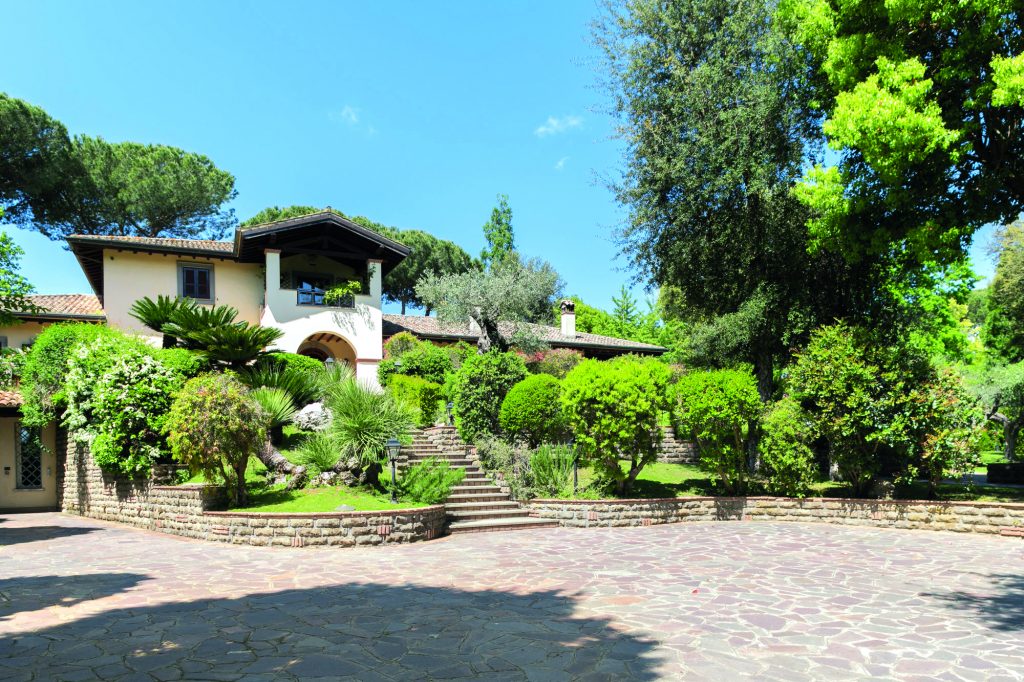 villa con giardino