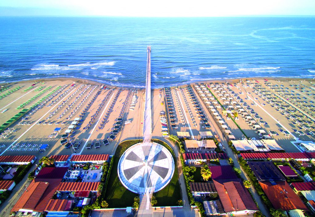 spiaggia dall'alto con pontile 