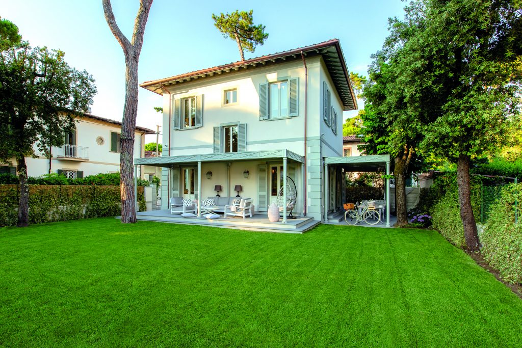 Una villa a Forte dei Marmi dà lezioni di stile